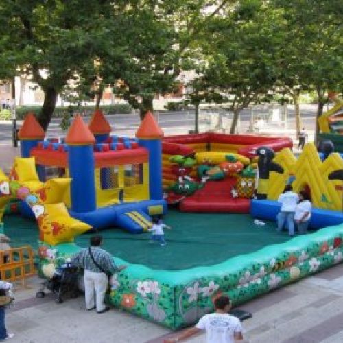 Centro Comercial y de Ocio MN4 - Piscina de bolas, camas elásticas,  castillos hinchables… ¡¡La diversión está en #Totejaca, Parque Infantil  #MN4!! Disfruta de un sábado con los peques de la casa!!