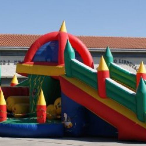 Centro Comercial y de Ocio MN4 - Piscina de bolas, camas elásticas,  castillos hinchables… ¡¡La diversión está en #Totejaca, Parque Infantil  #MN4!! Disfruta de un sábado con los peques de la casa!!