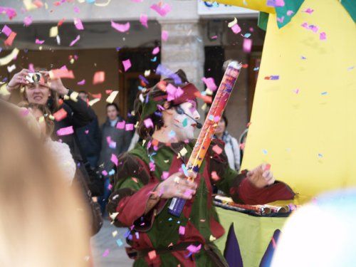 Formato diseñado para llevar la fiesta, la música y la alegría por toda tu localidad interactuando con el público tanto en movimiento como mediante acciones. También especialmente adaptado para desfiles de peñas, de carrozas... etc.
Contamos con diferentes temáticas, entre sus personajes incorporan zancos, zancudos, gigantes, así como una pequeña carroza con un elemento decorativo alusivo a la temática, en el que va integrado un equipo de música.