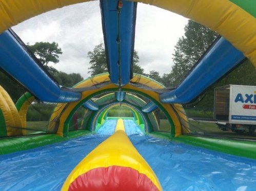 30 x 4,5 x 3,5 mts
Divertidísima y refrescante atracción, actividad para todas las edades. Deslizante de 30 metros de largo CON DOBLE PISTA atracción que va soltando agua en su interior para que los participantes deslicen. Pueden llevar flotadores, gorros de baño, colchonetas de agua……etc., para un mayor colorido y diversión.
SEGURIDAD: Este modelo reune las más altas medidas de sguridad, la principal es que NO lleva unas simples planchas de espuma entre el suelo y la lona deslizante, sino que se trata de un elemento hinchable cuya superficie de deslizamiento está a 50 cm del suelo. Además cuenta con protecciones laterales, final de carrera y pasillo lateral enmoquetado para que los participantes vuelvan comodamente descalzos a la salida
Esta atracción incluye una buena ambientación musical.
 
INCLUYE:

Hasta 4 horas de duración
3 Monitores
Uniformación de monitores
Equipo de protección de motores
Equipo de música
Desplazamiento, montaje y desmontaje
Todos los seguros correspondientes a personal vehículos y atracción.